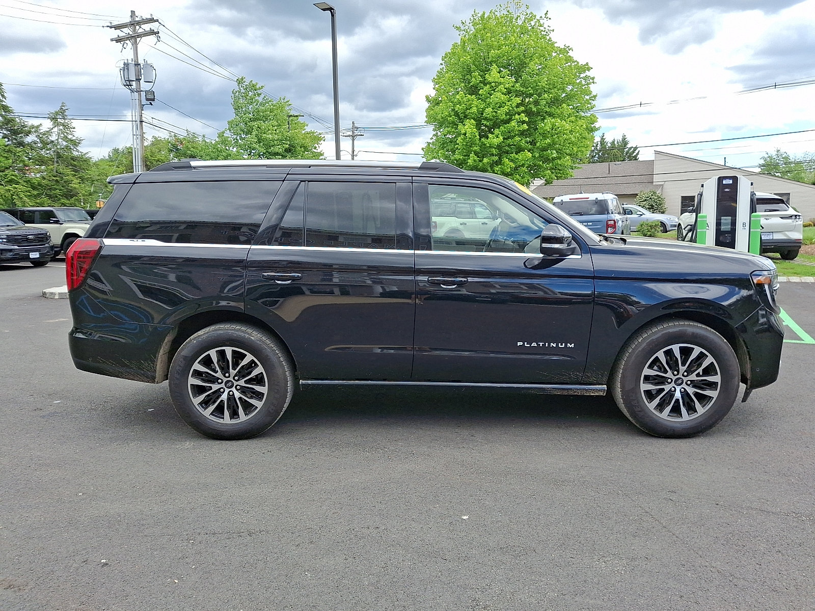 Certified 2025 Ford Expedition Platinum AWD/4WD image 4