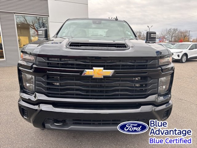 Used 2024 Chevrolet Silverado 2500 Custom w/ Custom Value Package image 3