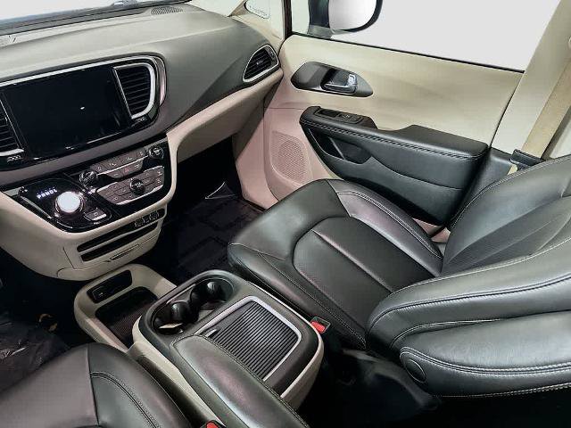 Used 2023 Chrysler Pacifica Touring-L FWD image 11