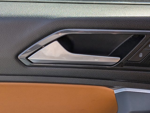 Used 2018 Volkswagen Tiguan SEL w/ R-Line Package image 13