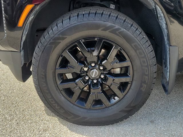 Used 2023 Nissan Frontier SV w/ Midnight Edition Package RWD image 4
