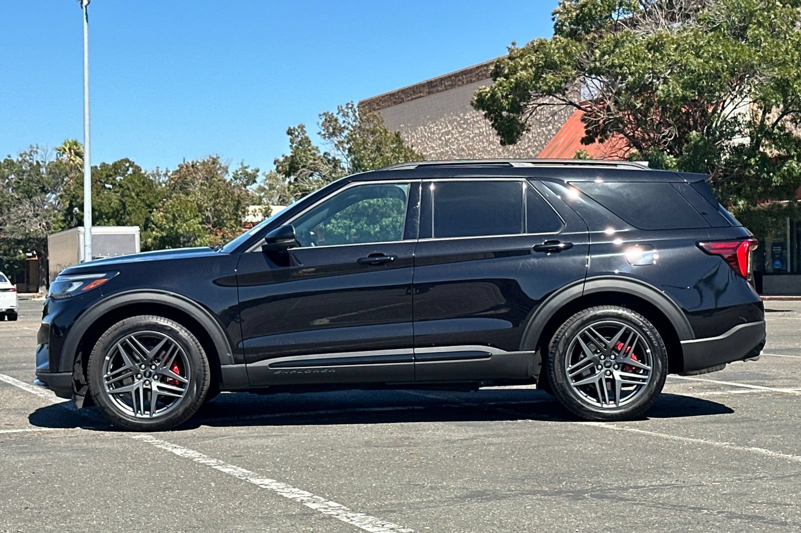 Certified 2025 Ford Explorer ST AWD/4WD image 7