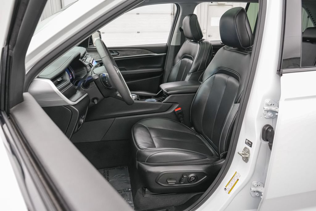 Used 2023 Jeep Grand Cherokee Limited w/ Luxury Tech Group II AWD/4WD image 11