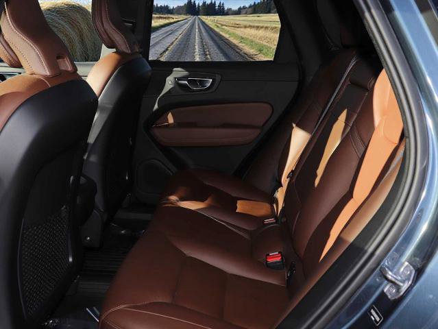 Used 2021 Volvo XC60 T5 Momentum w/ Advanced Package image 19