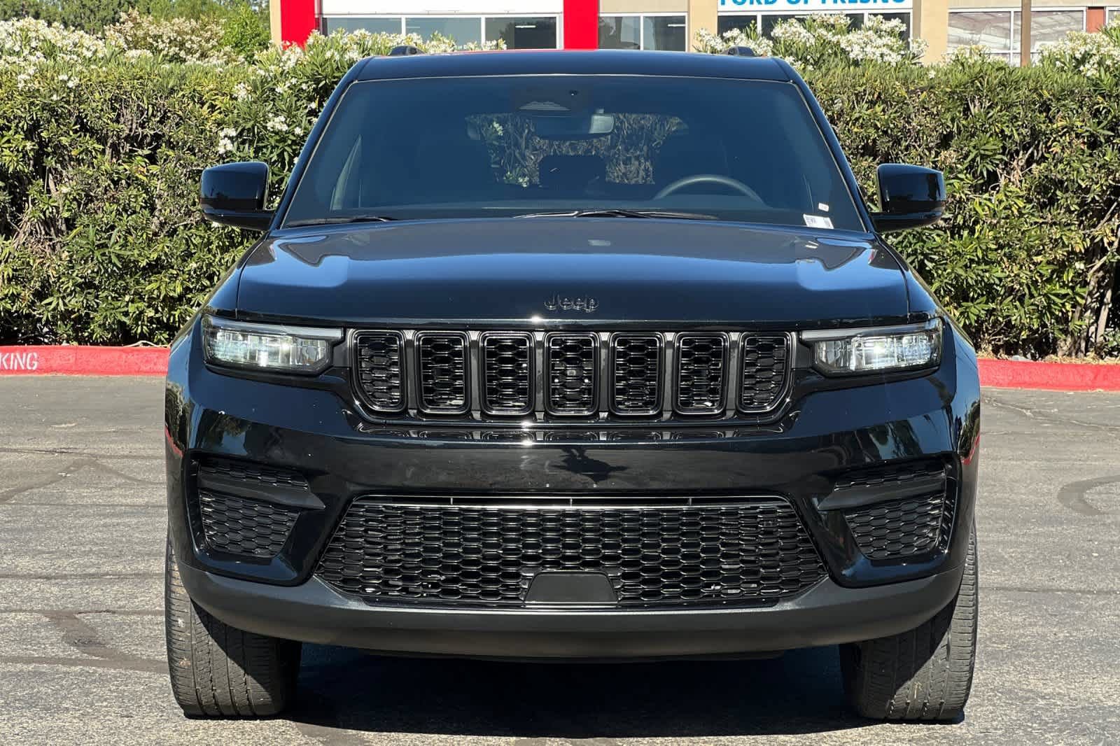 Used 2023 Jeep Grand Cherokee Altitude AWD/4WD image 10