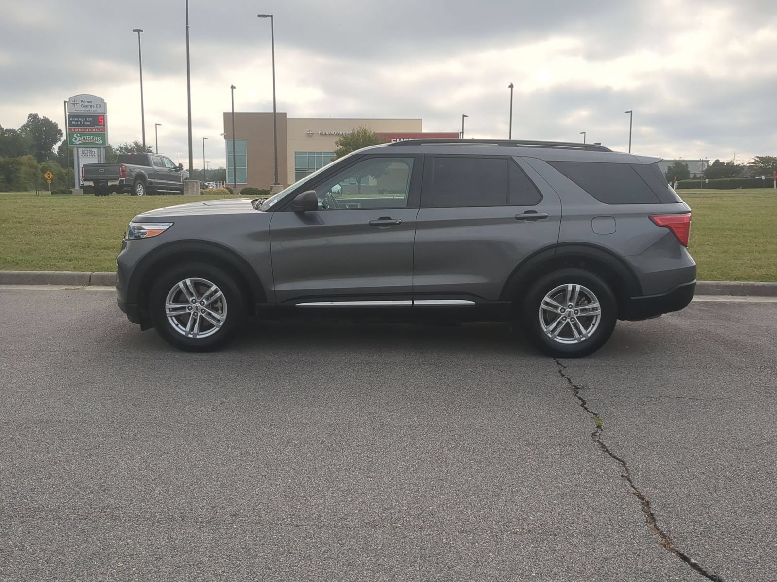 Certified 2022 Ford Explorer XLT w/ Equipment Group 202A RWD image 6