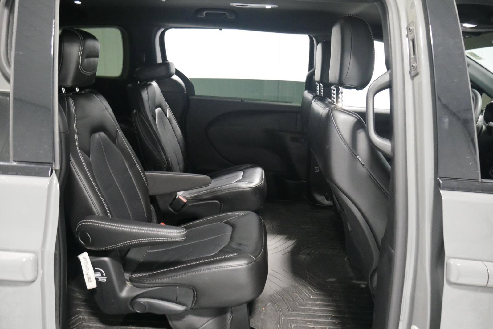 Used 2023 Chrysler Pacifica Touring-L w/ S Appearance Package image 18