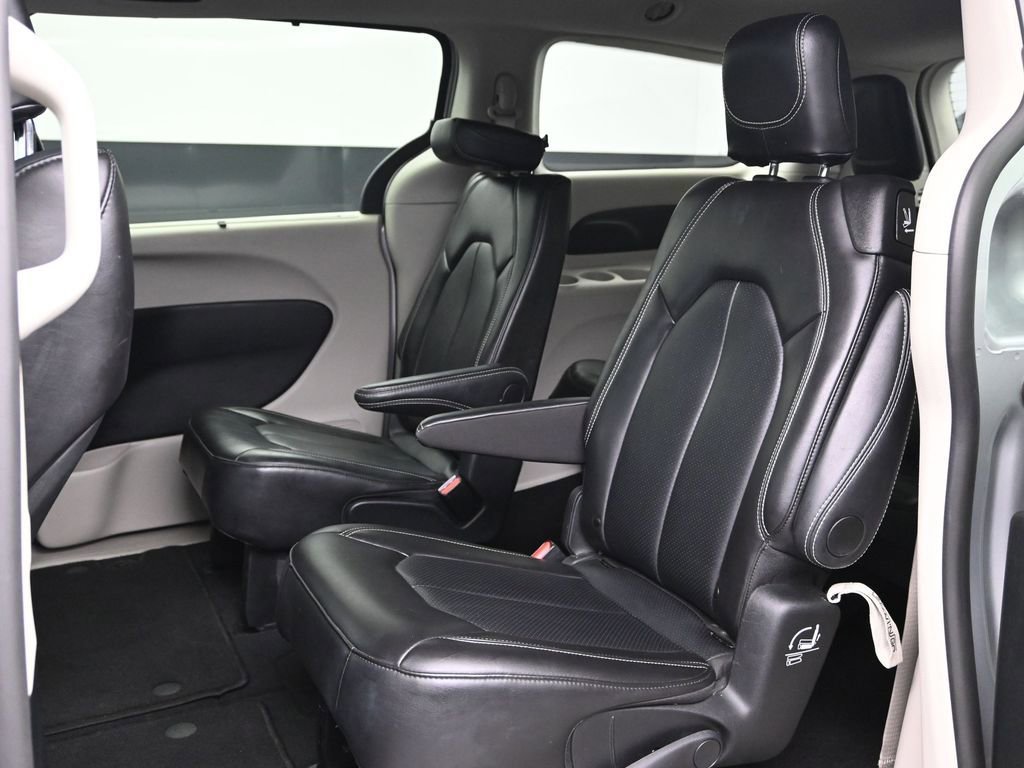 Used 2024 Chrysler Pacifica Touring-L image 19