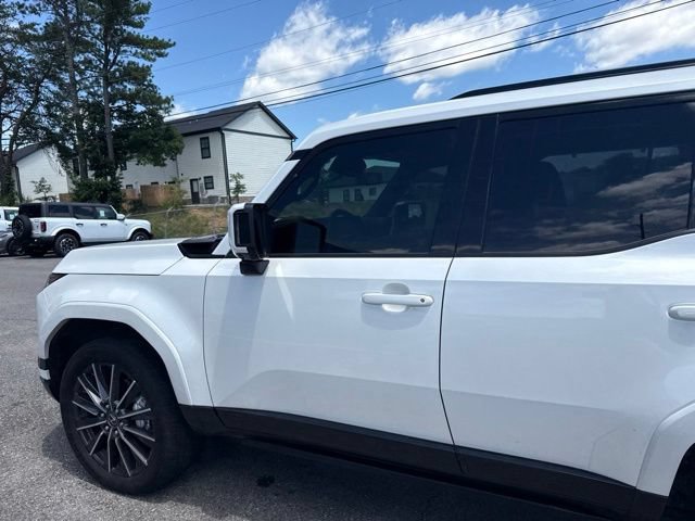 Used 2024 Lexus GX 550 w/ Accessory Package (2T) AWD/4WD image 18