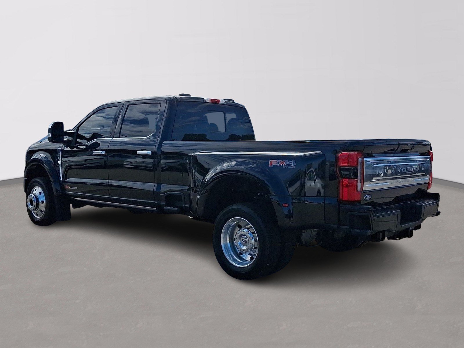 Certified 2025 Ford F450 Platinum w/ Platinum Plus Package AWD/4WD image 4