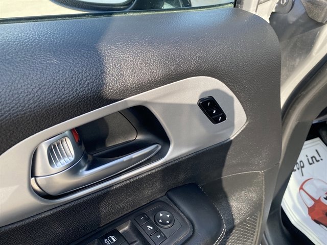 Used 2025 Chrysler Pacifica Limited image 28