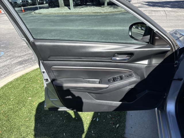 Used 2020 Nissan Altima 2.5 SR FWD image 12