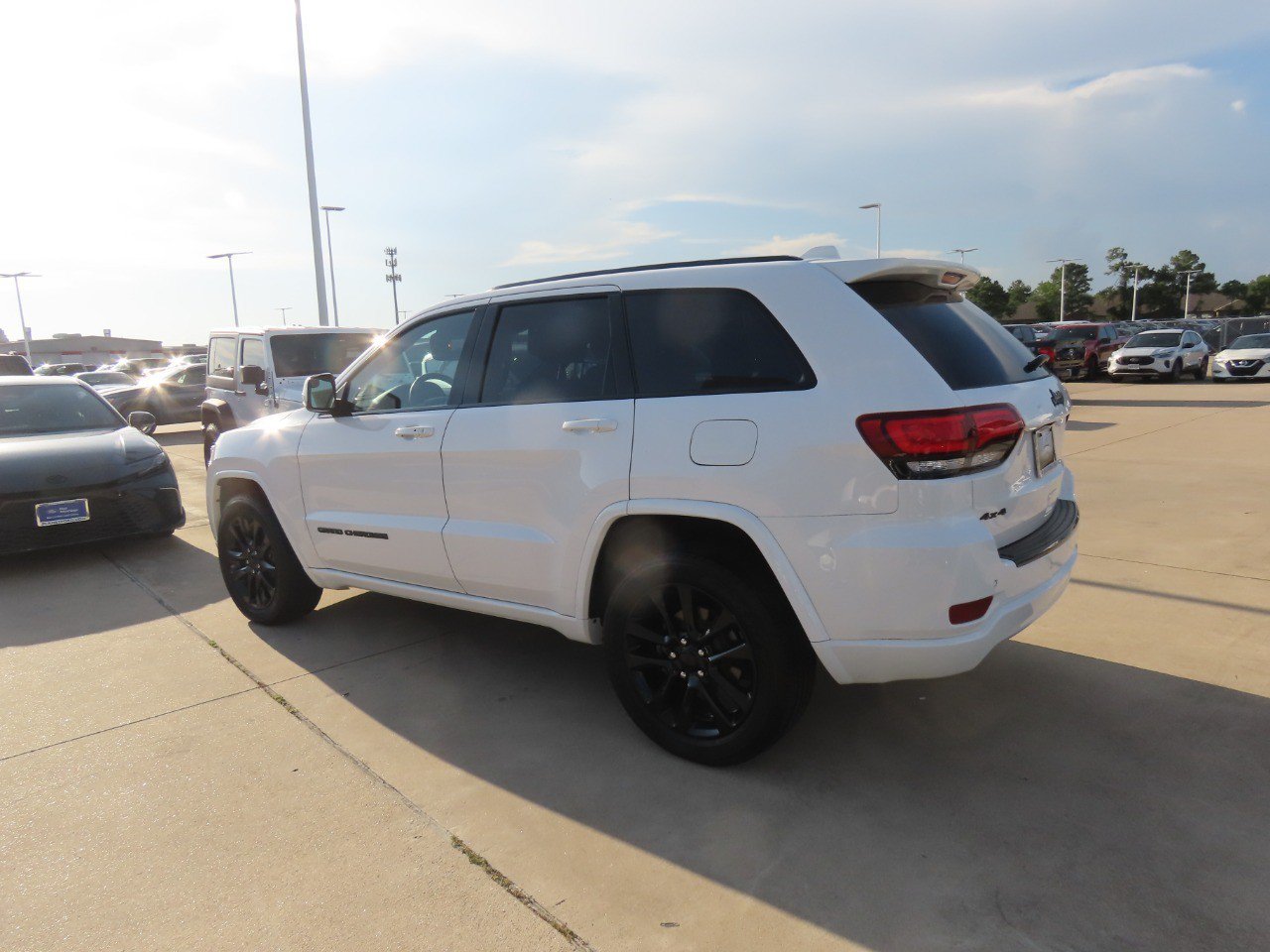 Used 2018 Jeep Grand Cherokee Altitude AWD/4WD image 17
