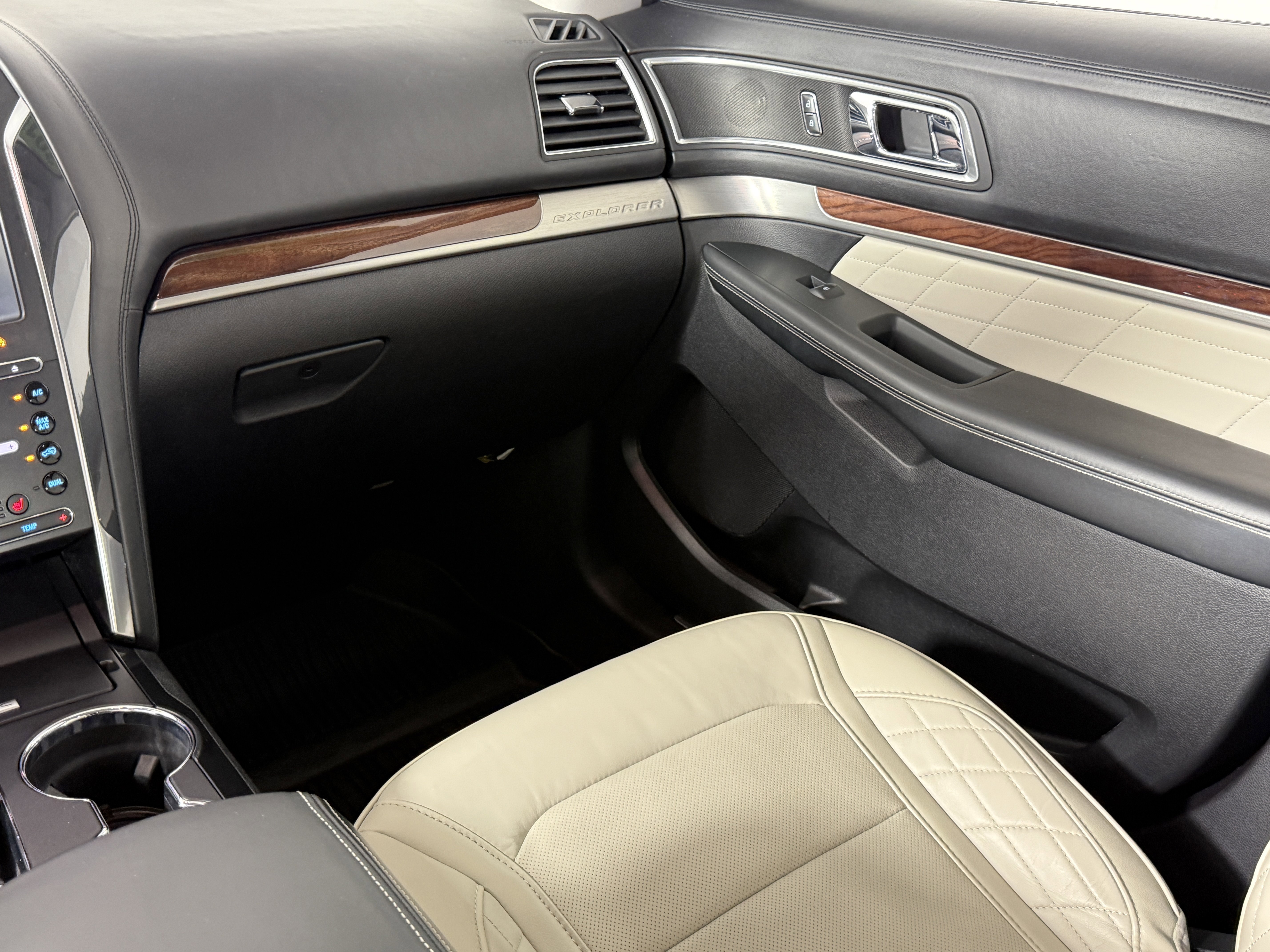 Certified 2018 Ford Explorer Platinum image 13