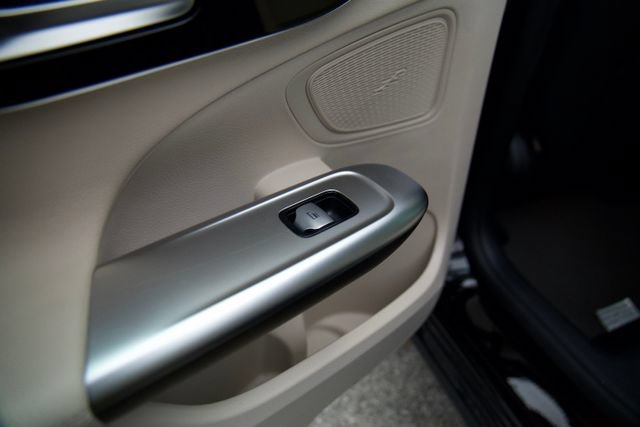 Used 2025 Mercedes-Benz C 300 4MATIC Sedan image 25