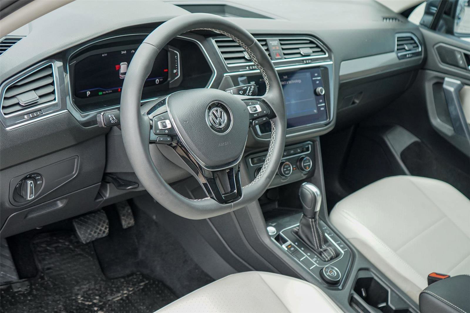 Used 2021 Volkswagen Tiguan SEL AWD/4WD image 9