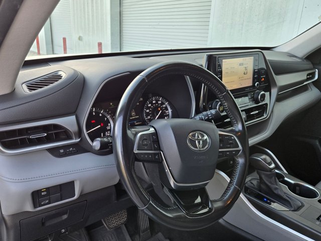 Used 2021 Toyota Highlander XLE FWD image 16