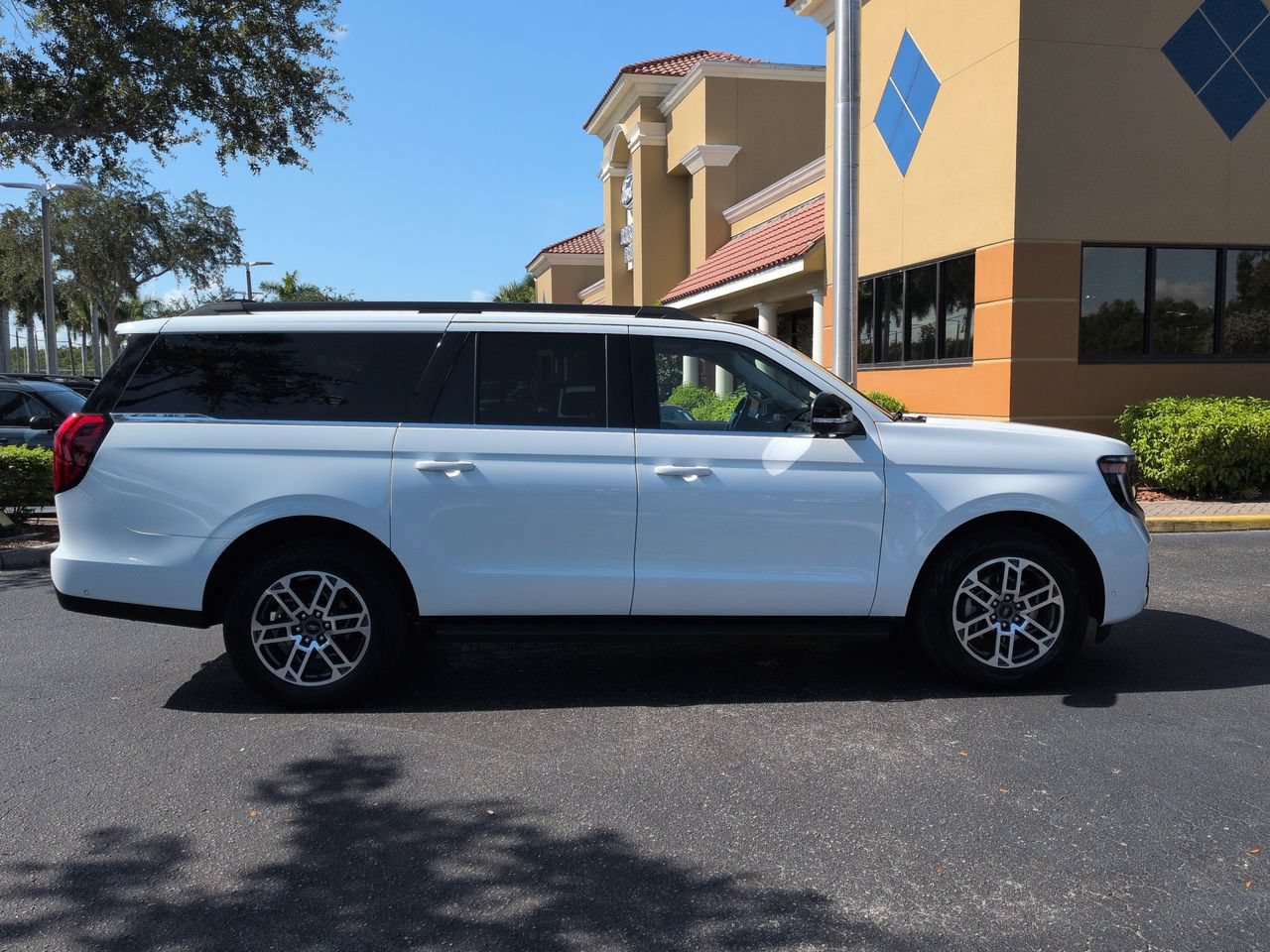 Certified 2025 Ford Expedition Max Active AWD/4WD image 3
