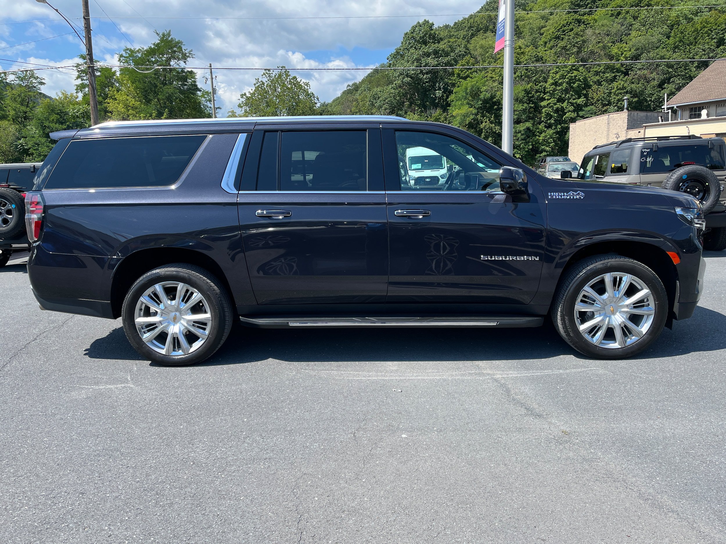 Used 2024 Chevrolet Suburban High Country AWD/4WD image 5