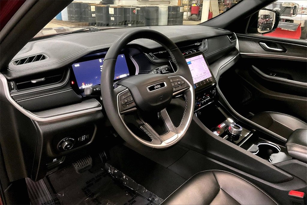 Used 2024 Jeep Grand Cherokee Limited image 13