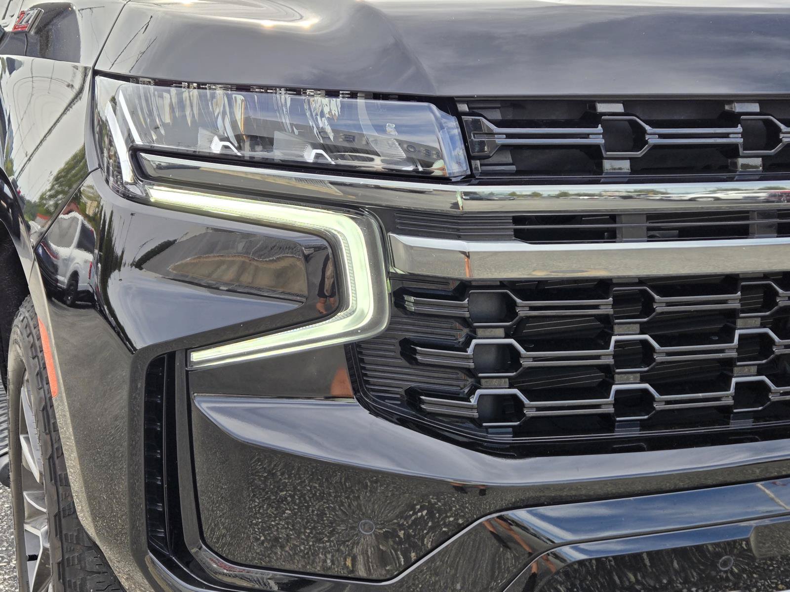Used 2022 Chevrolet Tahoe Z71 w/ Luxury Package AWD/4WD image 4
