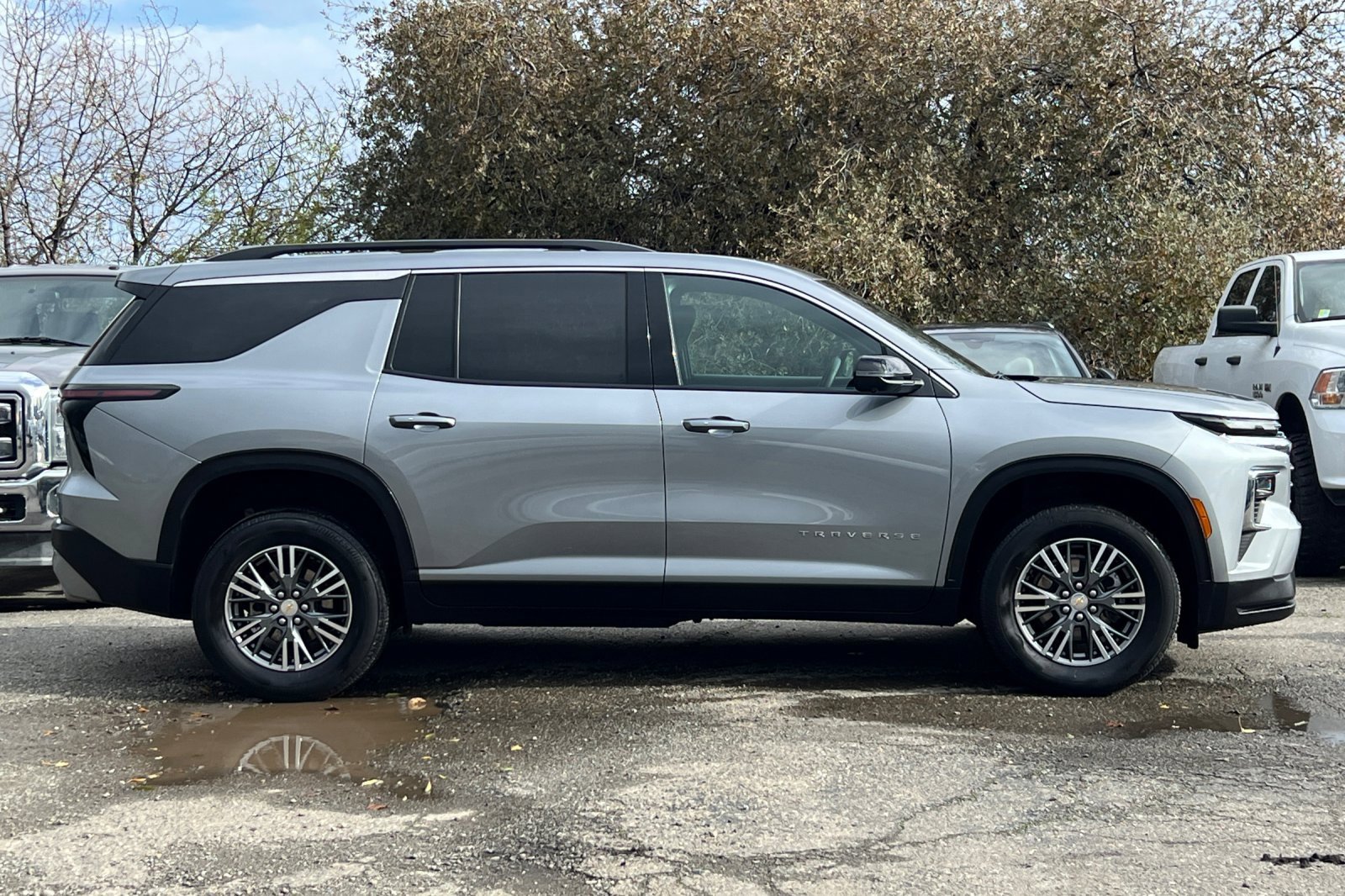 Used 2024 Chevrolet Traverse LT image 3