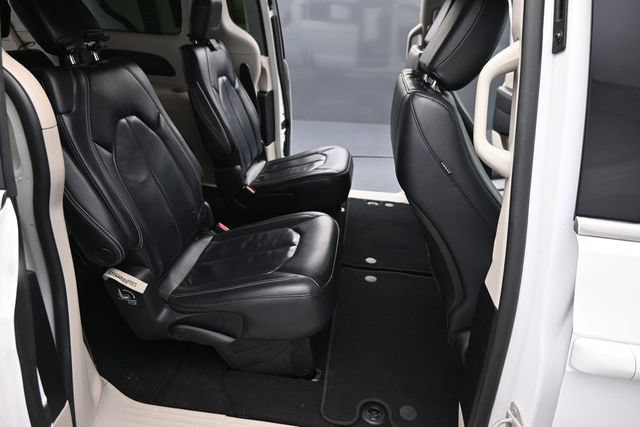 Used 2022 Chrysler Pacifica Touring-L FWD image 16