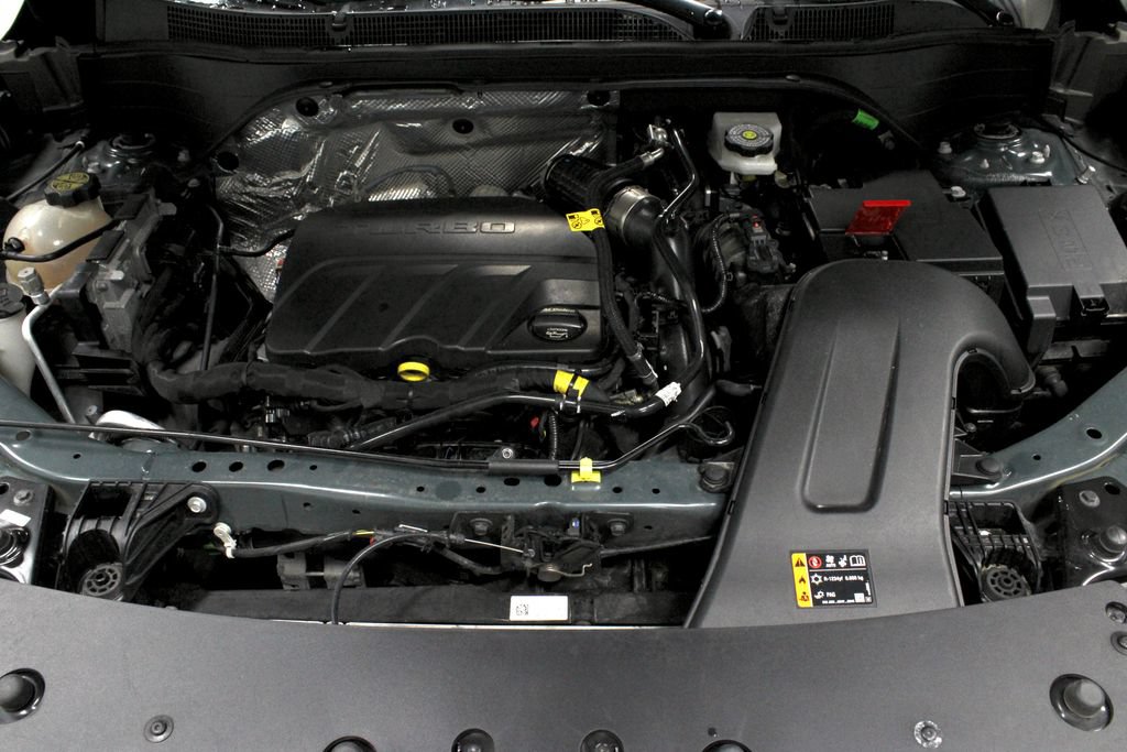 Used 2025 Chevrolet Trax LT FWD image 16