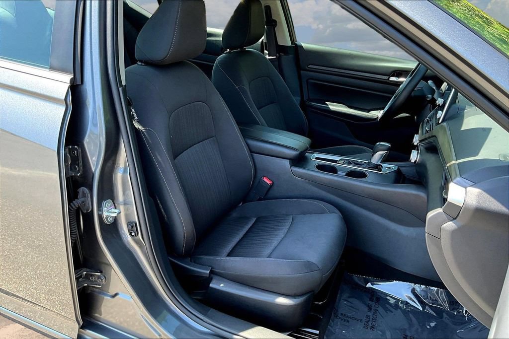 Used 2025 Nissan Altima 2.5 SV FWD image 31
