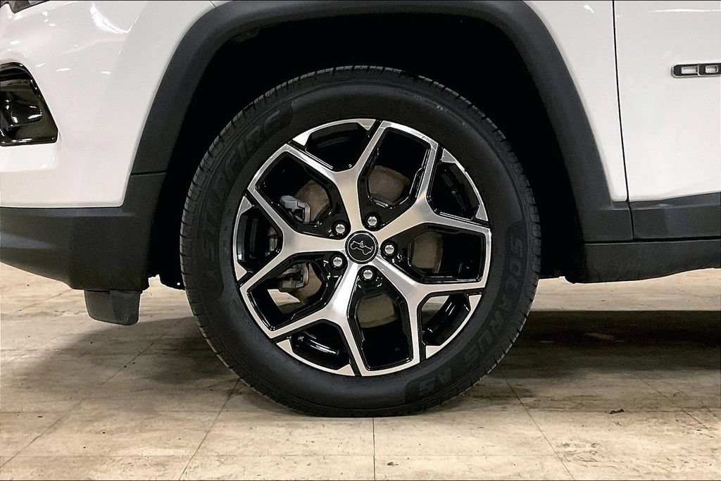 Used 2025 Jeep Compass Limited AWD/4WD image 9