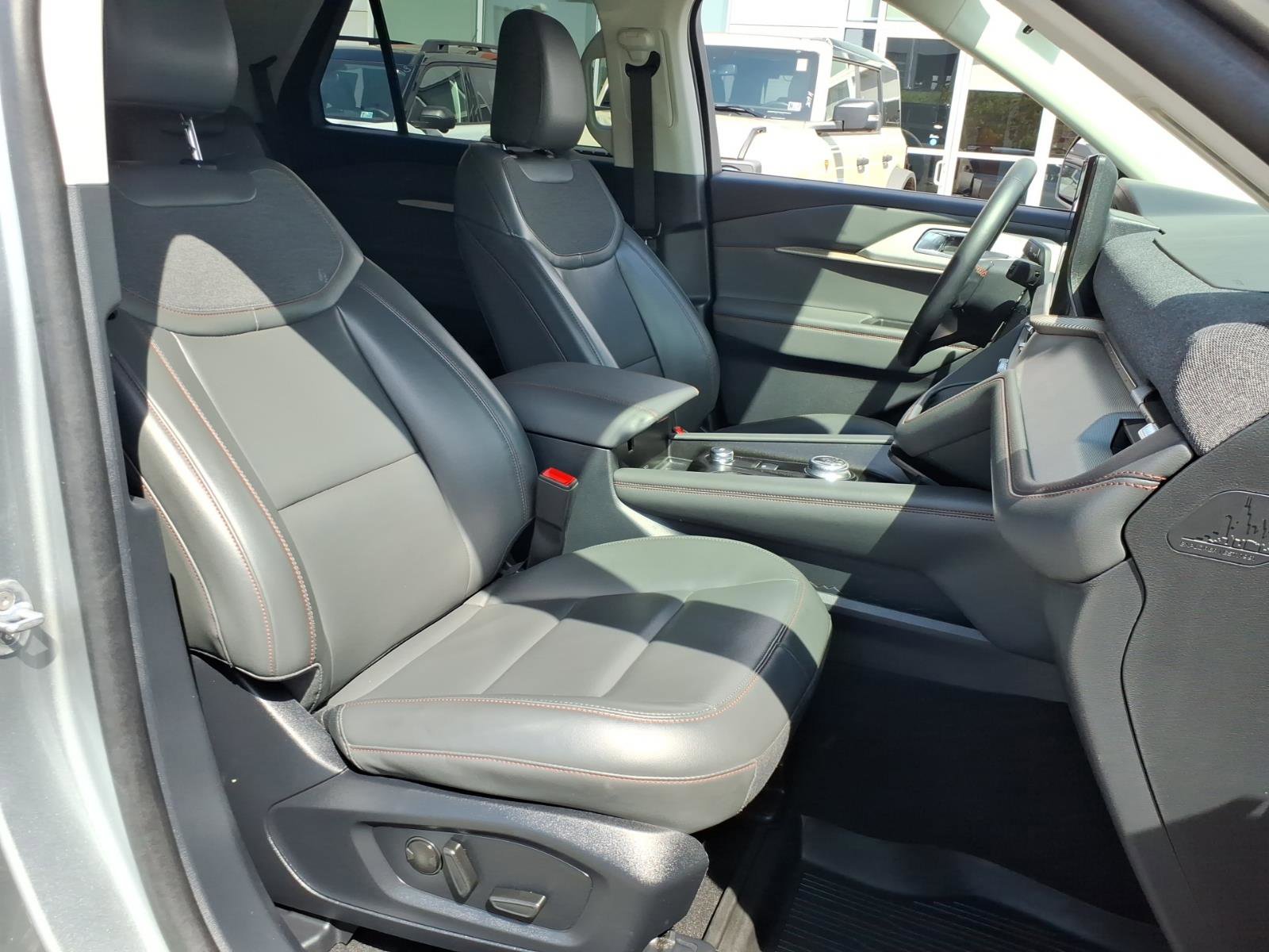 Certified 2025 Ford Explorer Active w/ Active Comfort Package AWD/4WD image 8