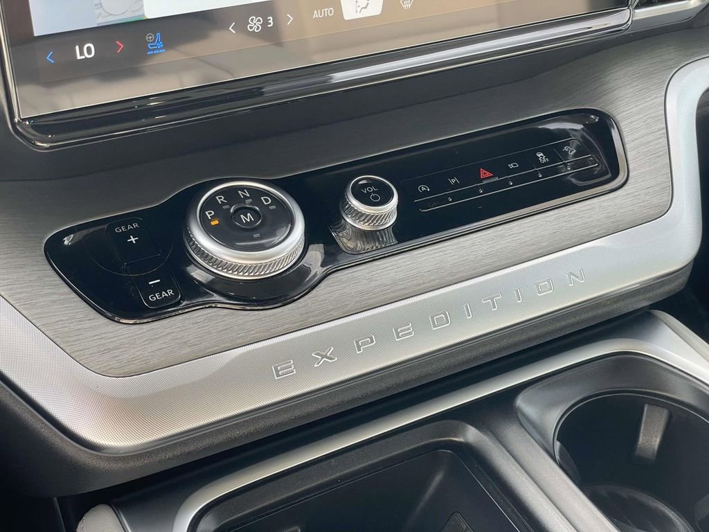 Certified 2025 Ford Expedition Platinum image 19