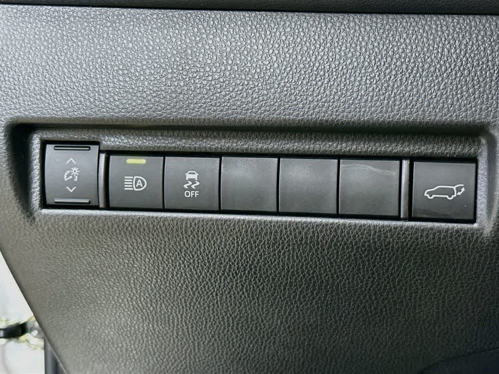 Used 2021 Toyota Venza LE AWD/4WD image 27