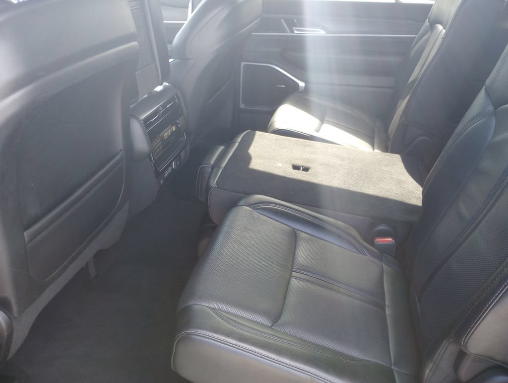 Used 2024 Jeep Wagoneer L Series II w/ Flexible Seating Group AWD/4WD image 15