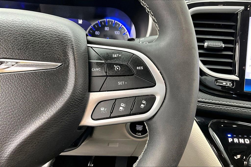 Used 2023 Chrysler Pacifica Touring-L image 19