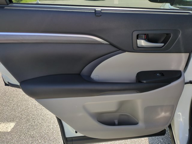 Used 2017 Toyota Highlander Limited FWD image 38