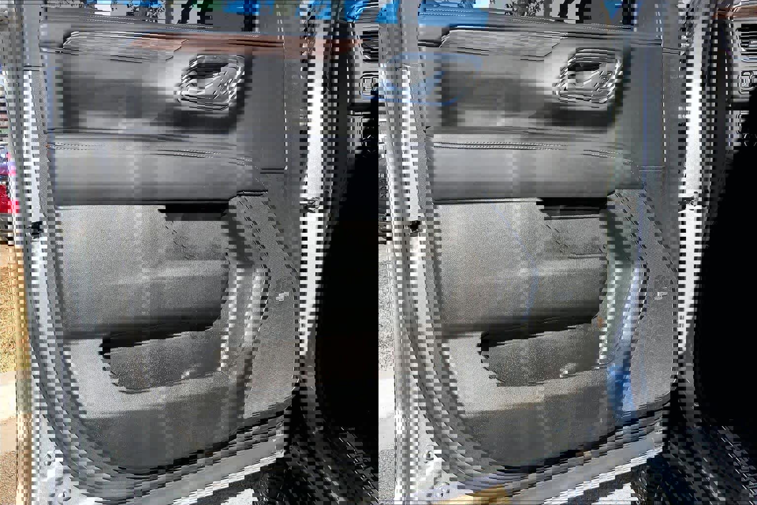 Used 2023 Chevrolet Suburban LT w/ Luxury Package image 21