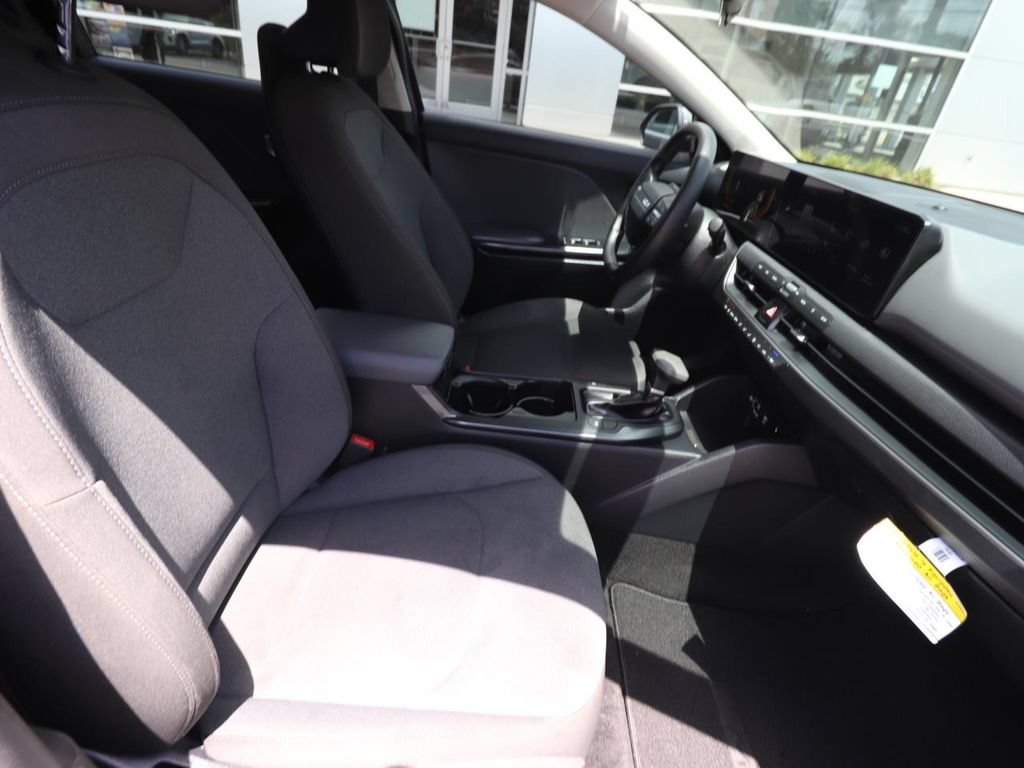 Used 2025 Kia K4 FWD image 12