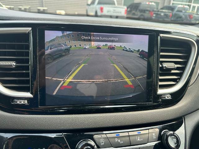 Used 2025 Chrysler Pacifica Select FWD image 11
