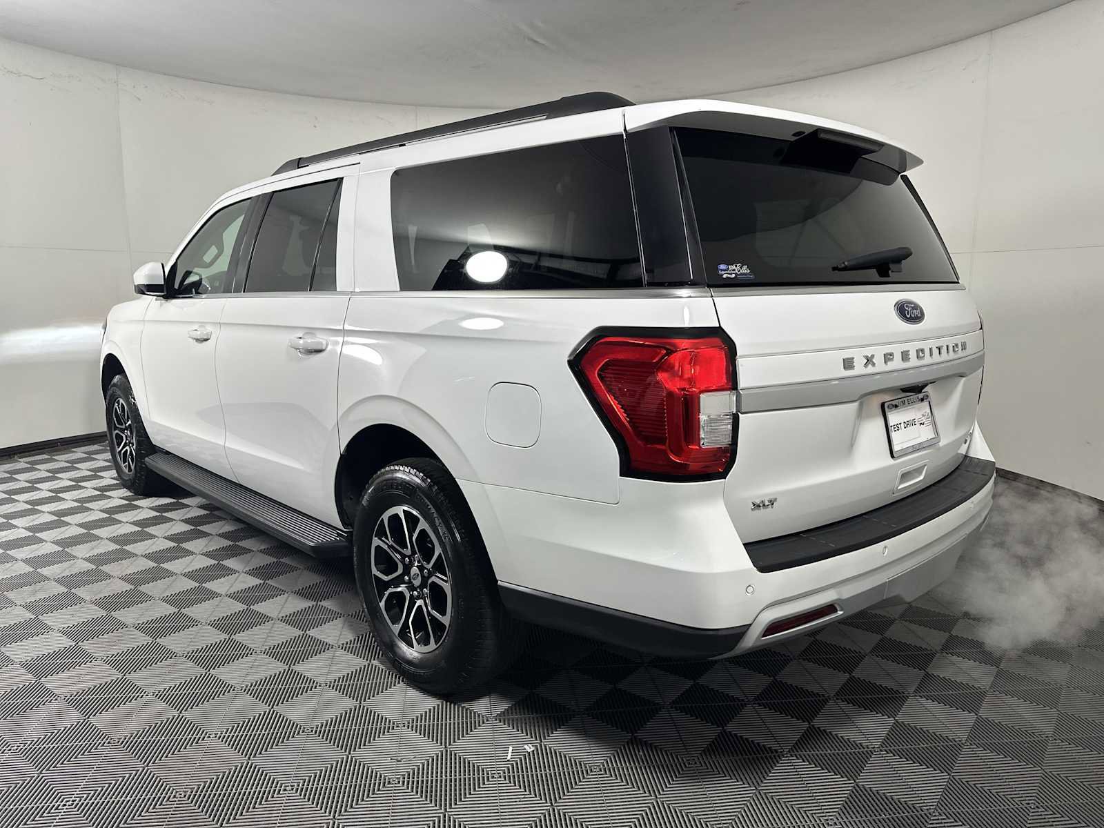 Certified 2024 Ford Expedition Max XLT image 3