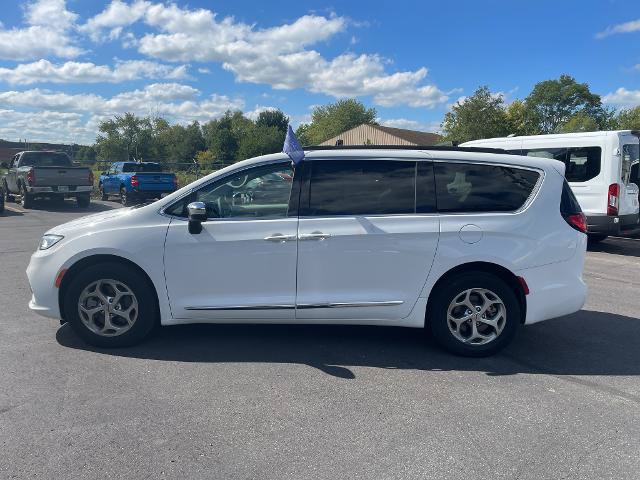 Used 2023 Chrysler Pacifica Limited AWD/4WD image 24