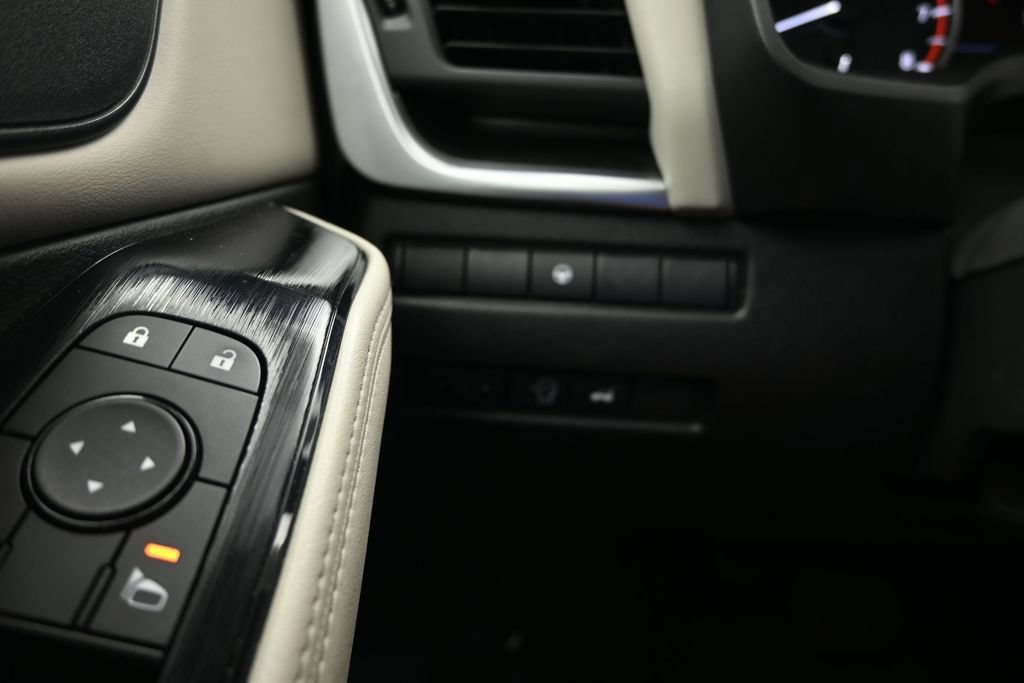 Used 2025 Nissan Rogue SV FWD image 24