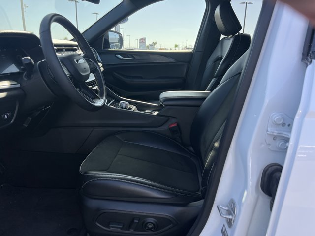 Used 2025 Jeep Grand Cherokee Altitude AWD/4WD image 7