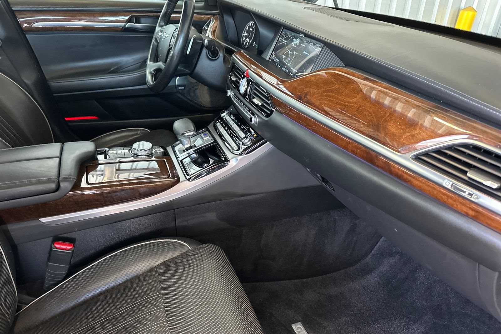 Used 2019 Genesis G90 3.3T Premium RWD image 17