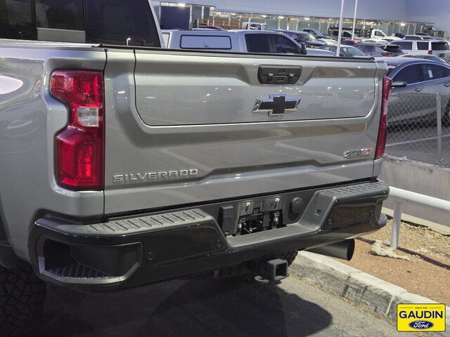 Used 2024 Chevrolet Silverado 2500 ZR2 w/ Technology Package AWD/4WD image 4