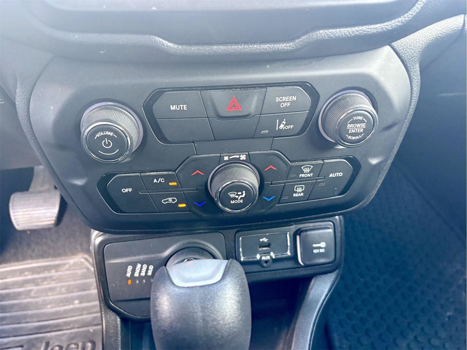 Used 2023 Jeep Renegade Latitude AWD/4WD image 17