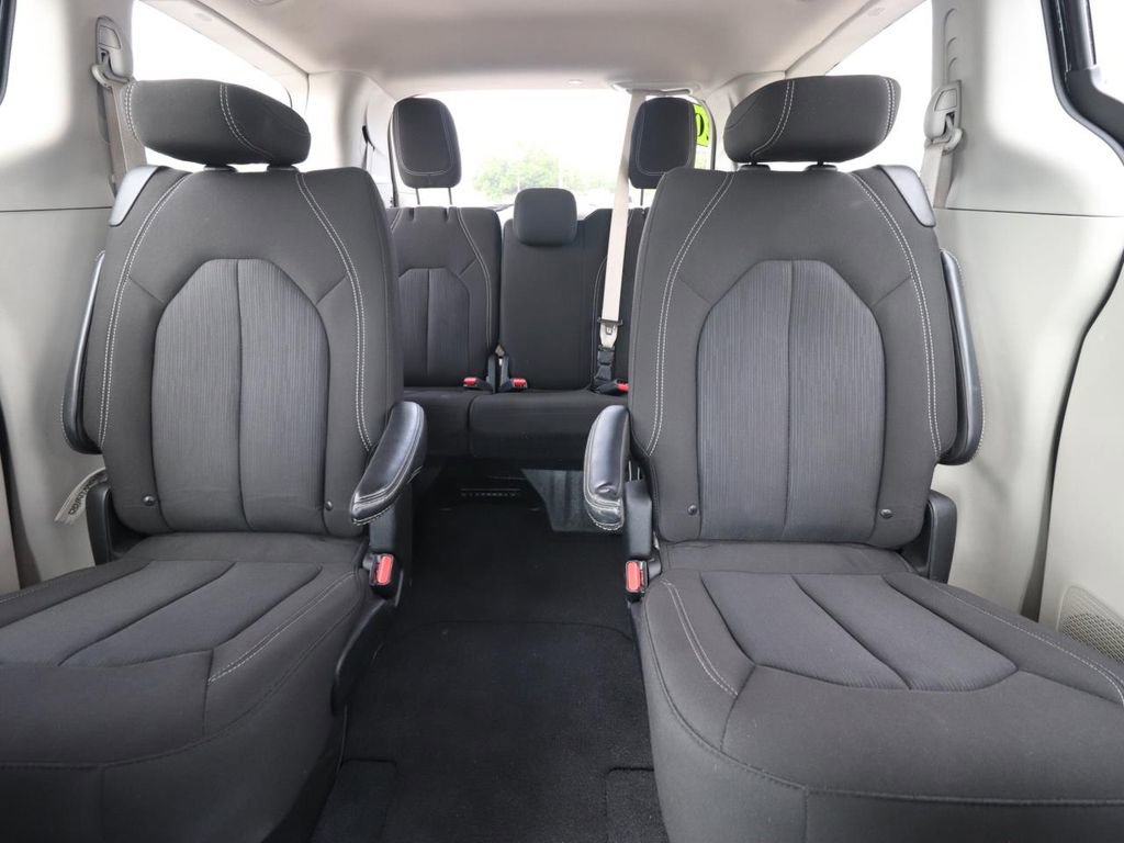 Used 2022 Chrysler Voyager LX FWD image 9