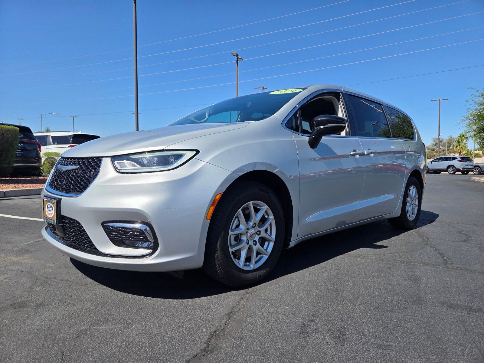 Used 2024 Chrysler Pacifica Touring-L FWD video 2