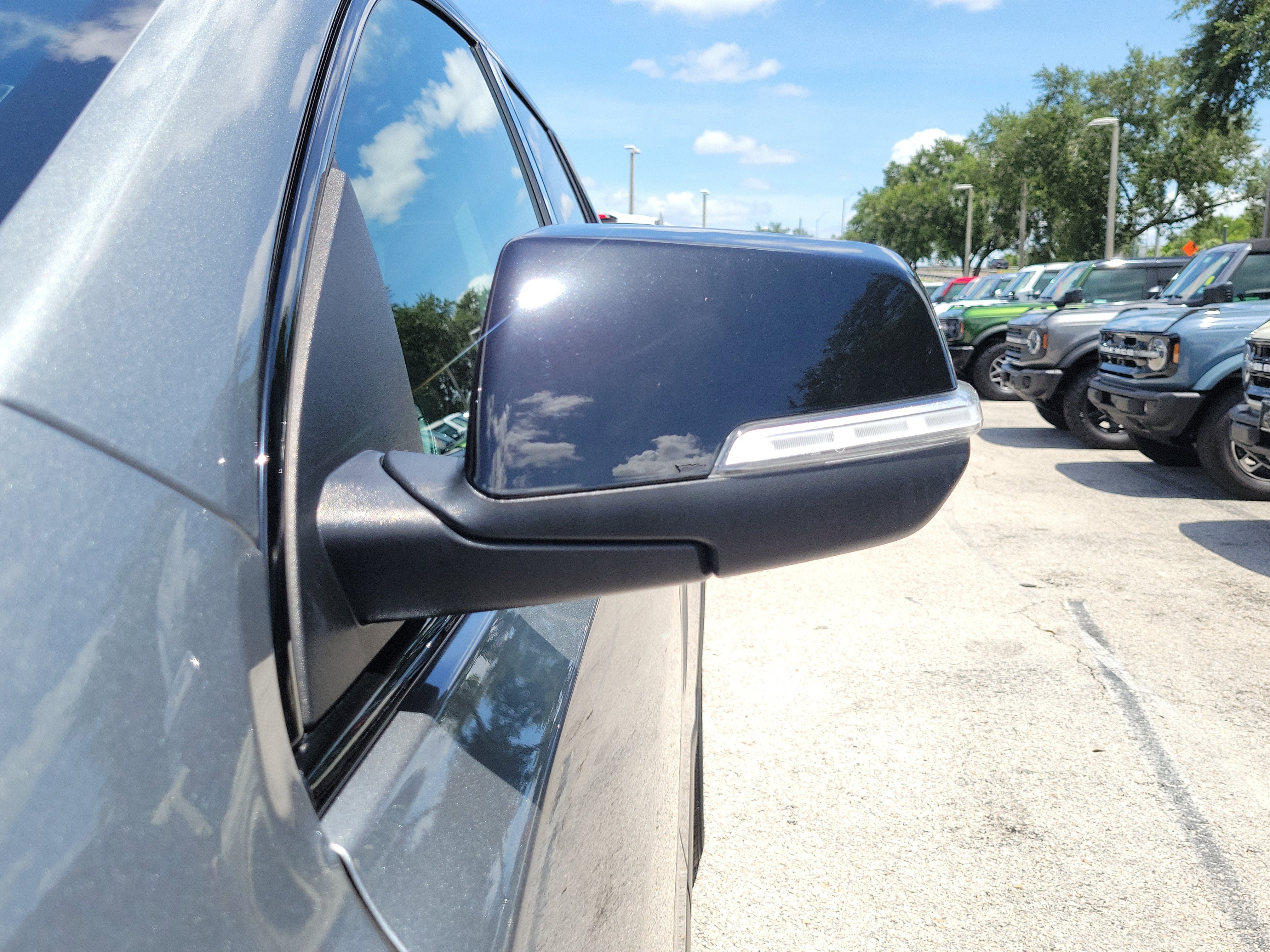 Used 2023 GMC Acadia SLT w/ Elevation Edition FWD image 4