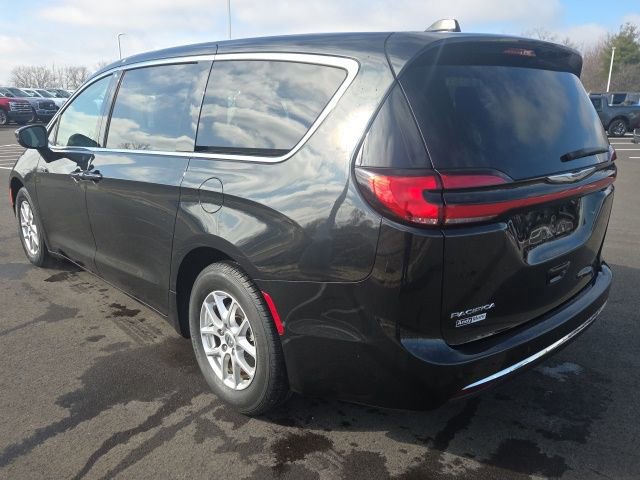 Used 2023 Chrysler Pacifica Touring-L image 2